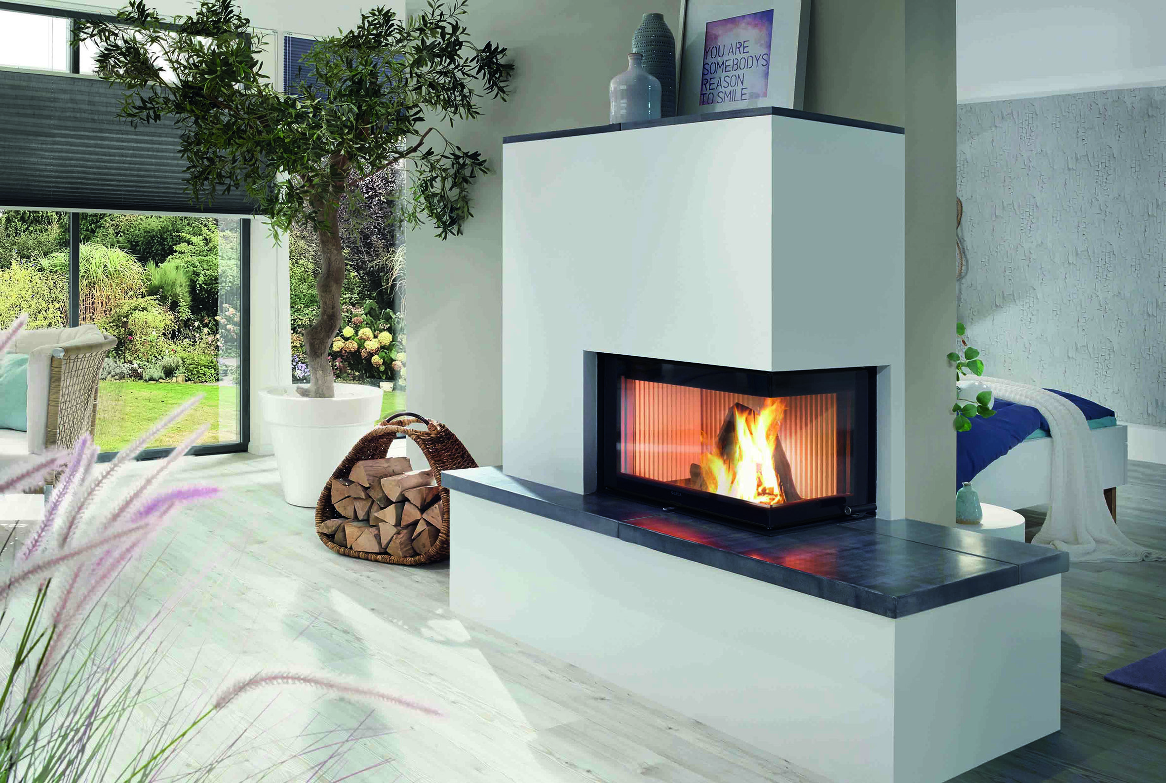 RAUMGEWINN DURCH SCHLANKE BAUWEISEKompakter Heizkamin mit Aufsatzspeicher