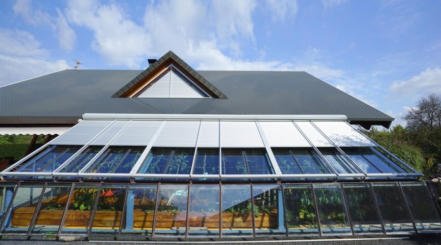 csm_Wintergarten_Rollladen_schraeg_glas_pflanzen_gross_schatten-min_3a340fe092