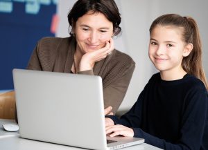 Mutter und Tochter am Laptop