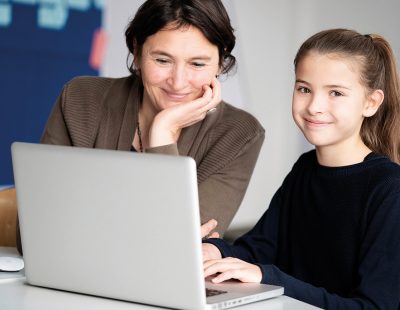 Mutter und Tochter am Laptop