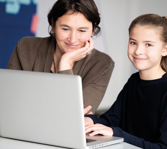 Mutter und Tochter am Laptop