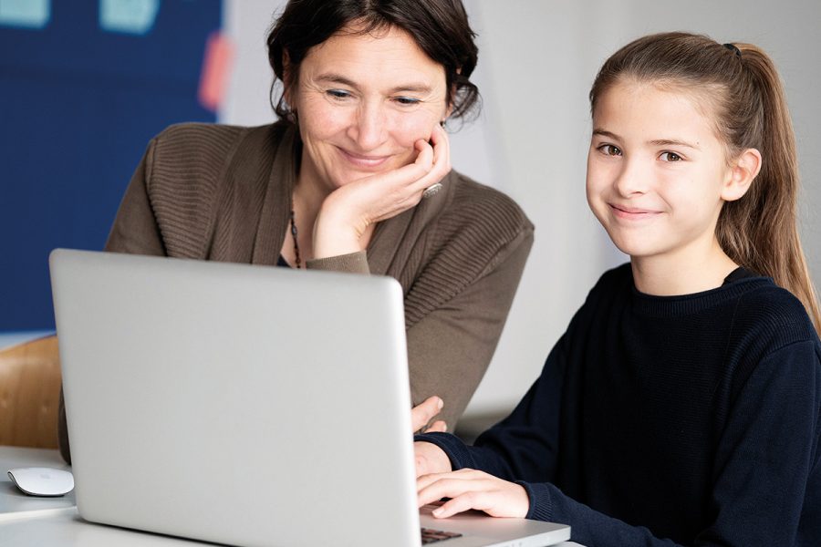 Mutter und Tochter am Laptop