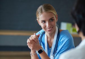 junge Ärztin im Gespräch mit Patientin