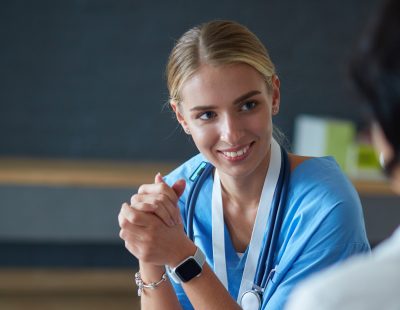junge Ärztin im Gespräch mit Patientin