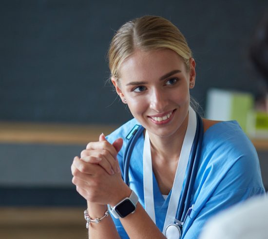 junge Ärztin im Gespräch mit Patientin