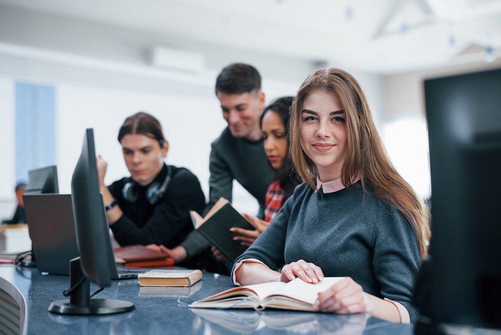 motivierte junge Menschen im Büro