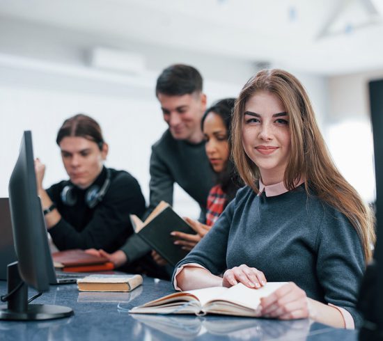 motivierte junge Menschen im Büro