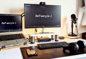 Arbeitsplatz mit Monitoren
