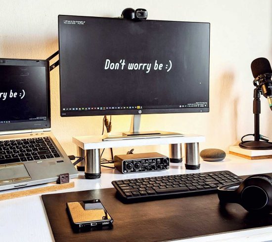Arbeitsplatz mit Monitoren