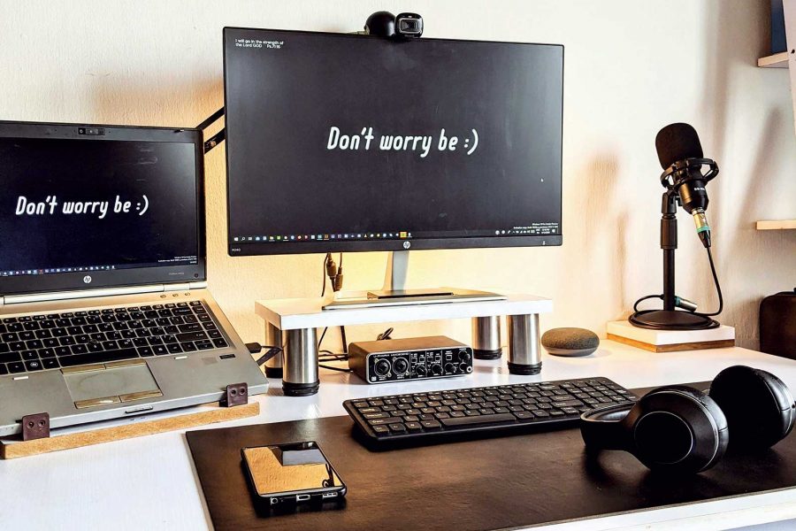 Arbeitsplatz mit Monitoren