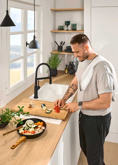 Mann bei der Arbeit in der Küche