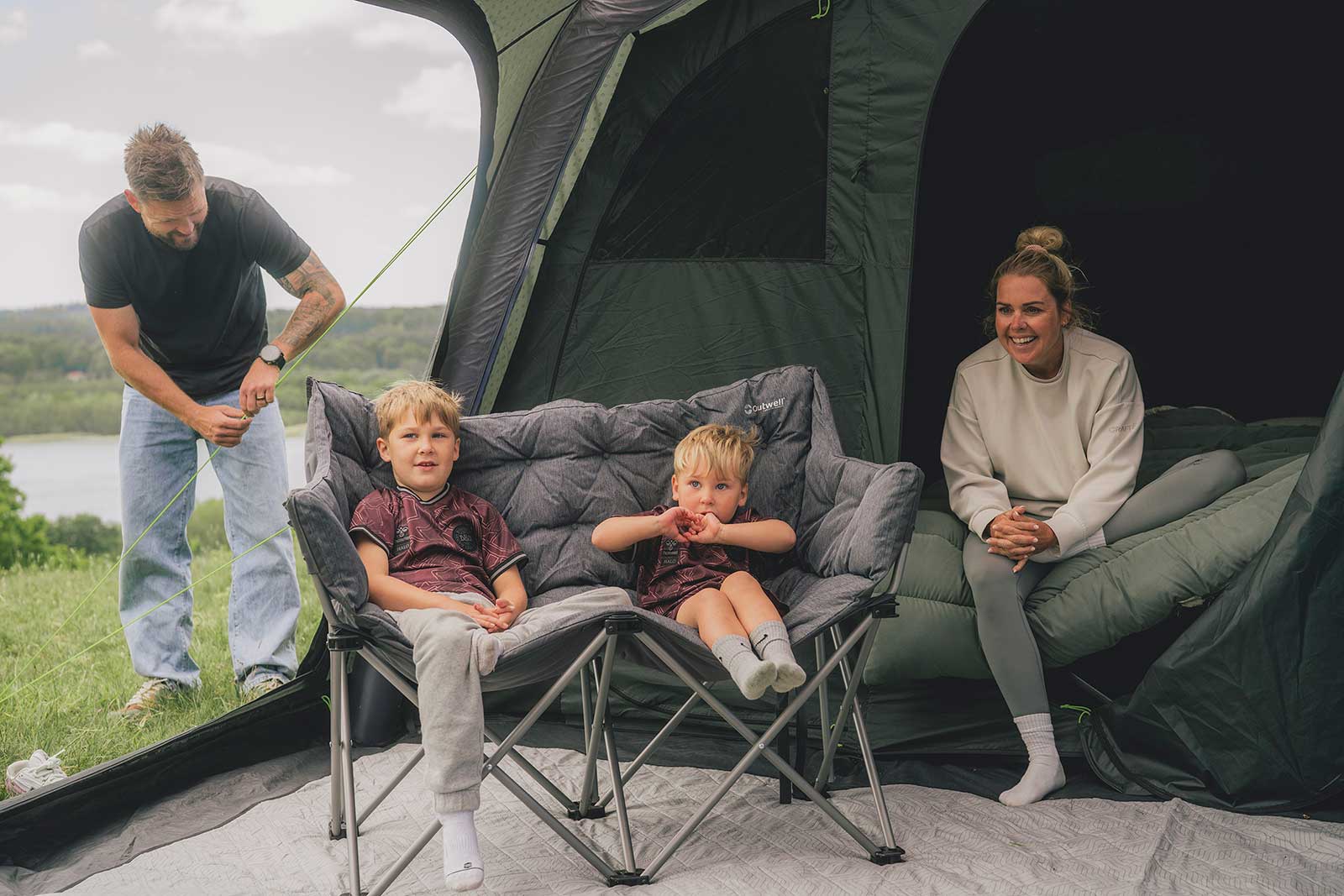 Familie vor dem Zelt