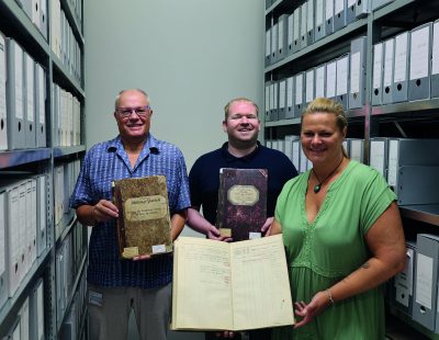 Archivleiter Konstantin Huber (links) mit Simon Kretz und Nicola Ratz freuen sich auf die Menschen, die sich für den neuen Schatz interessieren: die Brandversicherungs-Unterlagen aus dem Enzkreis.