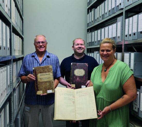 Archivleiter Konstantin Huber (links) mit Simon Kretz und Nicola Ratz freuen sich auf die Menschen, die sich für den neuen Schatz interessieren: die Brandversicherungs-Unterlagen aus dem Enzkreis.