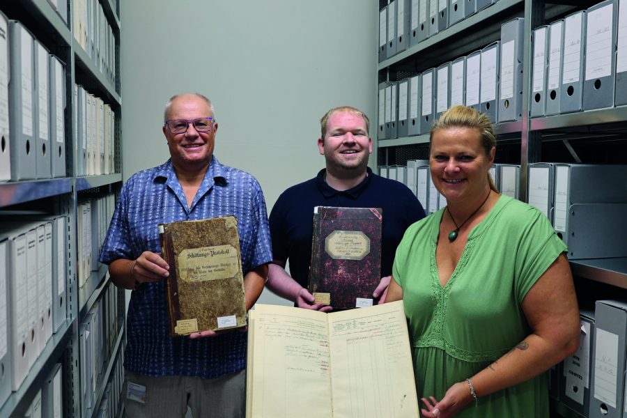 Archivleiter Konstantin Huber (links) mit Simon Kretz und Nicola Ratz freuen sich auf die Menschen, die sich für den neuen Schatz interessieren: die Brandversicherungs-Unterlagen aus dem Enzkreis.