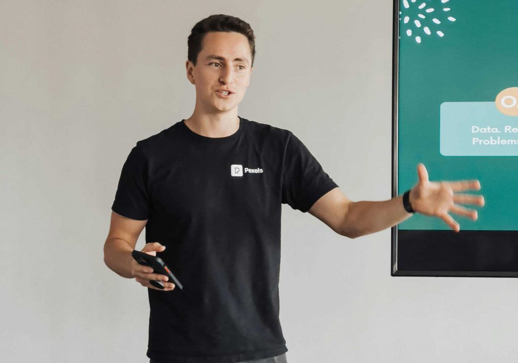 Ob Teammeeting, Workshop oder Projektbesprechung – gute Moderation hilft dabei, Gespräche zu strukturieren und gemeinsam tragfähige Ergebnisse zu erzielen. Entsprechend gewinnen Moderationskompetenzen im Berufsalltag zunehmend an Bedeutung.