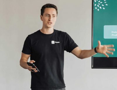 Ob Teammeeting, Workshop oder Projektbesprechung – gute Moderation hilft dabei, Gespräche zu strukturieren und gemeinsam tragfähige Ergebnisse zu erzielen. Entsprechend gewinnen Moderationskompetenzen im Berufsalltag zunehmend an Bedeutung.