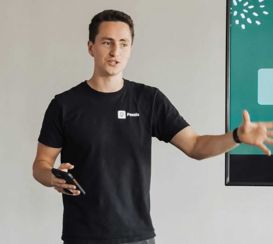Ob Teammeeting, Workshop oder Projektbesprechung – gute Moderation hilft dabei, Gespräche zu strukturieren und gemeinsam tragfähige Ergebnisse zu erzielen. Entsprechend gewinnen Moderationskompetenzen im Berufsalltag zunehmend an Bedeutung.