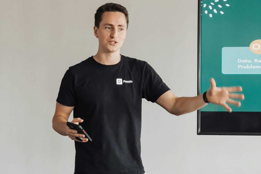 Ob Teammeeting, Workshop oder Projektbesprechung – gute Moderation hilft dabei, Gespräche zu strukturieren und gemeinsam tragfähige Ergebnisse zu erzielen. Entsprechend gewinnen Moderationskompetenzen im Berufsalltag zunehmend an Bedeutung.
