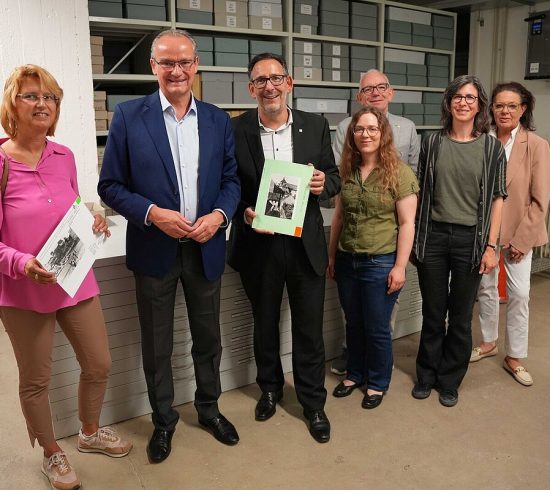 Staatsminister Gunther Krichbaum (zweiter von links) besuchte das Stadtarchiv Pforzheim, gemeinsam mit Kulturamtsleiterin Angelika Drescher, Kulturbürgermeister Tobias Volle, der stellvertretenden Archivleiterin Dr. Sonja Hillerich, dem Vorsitzenden des Fördervereins für das Stadtarchiv, Kai Adam, der Leiterin des Stadtarchivs, Dr. Klara Deecke, und Sandra Bugglé, der Leiterin des Wahlkreisbüros Gunther Krichbaum.