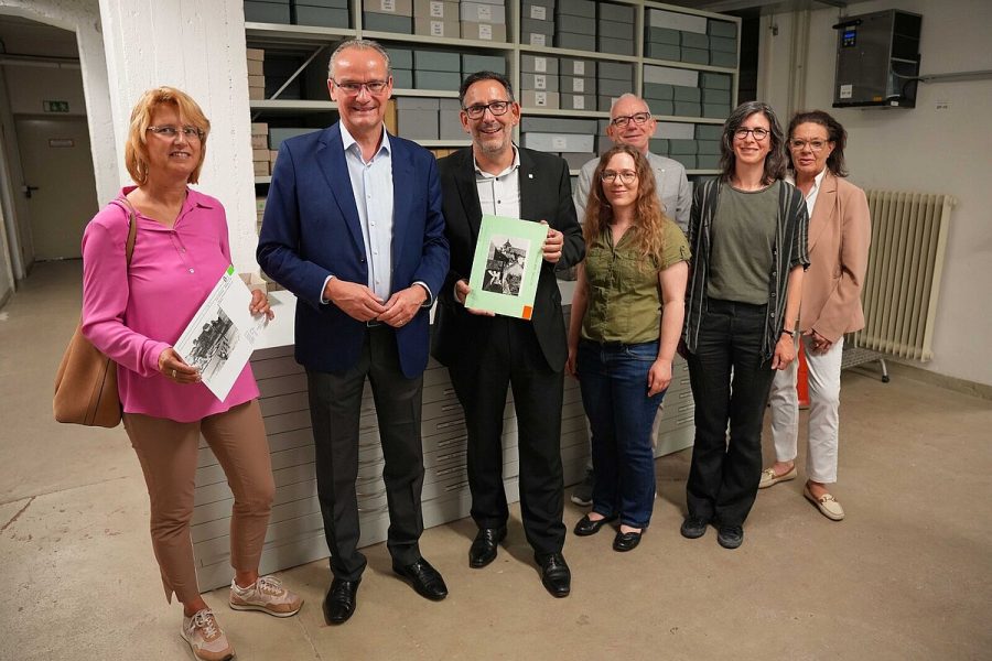 Staatsminister Gunther Krichbaum (zweiter von links) besuchte das Stadtarchiv Pforzheim, gemeinsam mit Kulturamtsleiterin Angelika Drescher, Kulturbürgermeister Tobias Volle, der stellvertretenden Archivleiterin Dr. Sonja Hillerich, dem Vorsitzenden des Fördervereins für das Stadtarchiv, Kai Adam, der Leiterin des Stadtarchivs, Dr. Klara Deecke, und Sandra Bugglé, der Leiterin des Wahlkreisbüros Gunther Krichbaum.