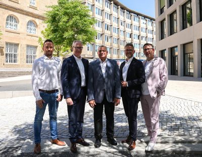 Präsentierten die Planungen zum zweiten Bauabschnitt des Großbauprojekts Schlossberghöfe: (von links): Jakob Sikora, Ten Brinke Bau GmbH & Co. KG, Jürgen Fritz, Niederlassungsleitung Ten Brinke Stuttgart sowie Ihab Mousa, Prokurist Ten Brinke, Oberbürgermeister Peter Boch und Bürgermeister Tobias Volle.