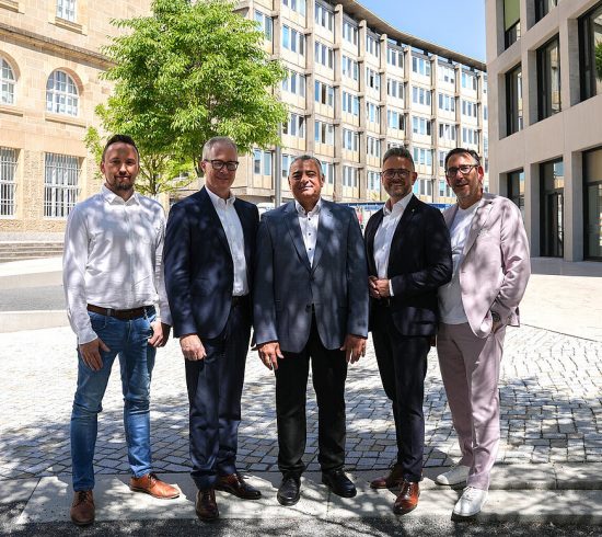 Präsentierten die Planungen zum zweiten Bauabschnitt des Großbauprojekts Schlossberghöfe: (von links): Jakob Sikora, Ten Brinke Bau GmbH & Co. KG, Jürgen Fritz, Niederlassungsleitung Ten Brinke Stuttgart sowie Ihab Mousa, Prokurist Ten Brinke, Oberbürgermeister Peter Boch und Bürgermeister Tobias Volle.