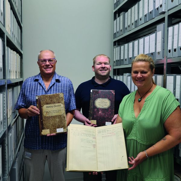 Archivleiter Konstantin Huber (links) mit Simon Kretz und Nicola Ratz freuen sich auf die Menschen, die sich für den neuen Schatz interessieren: die Brandversicherungs-Unterlagen aus dem Enzkreis.
