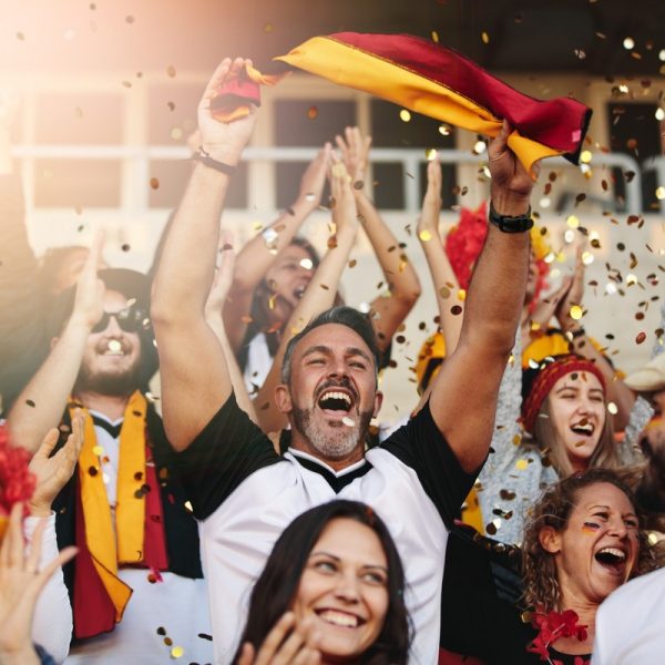 Egal ob im Stadion oder beim Public-Viewing im Biergarten: Mit ANTI BRUMM Forte bleiben Fußballbegeisterte vor unliebsamen Stechmücken geschützt. / Bild: iStock 1222073298