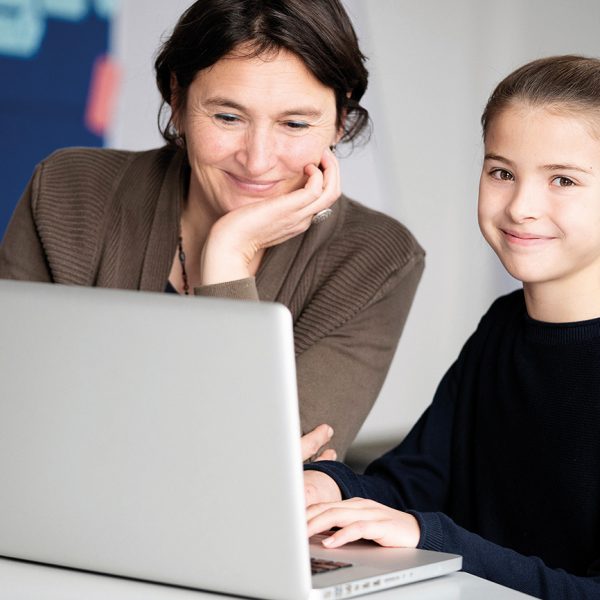 Mutter und Tochter am Laptop