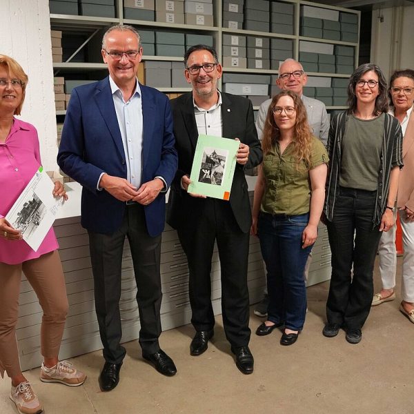 Staatsminister Gunther Krichbaum (zweiter von links) besuchte das Stadtarchiv Pforzheim, gemeinsam mit Kulturamtsleiterin Angelika Drescher, Kulturbürgermeister Tobias Volle, der stellvertretenden Archivleiterin Dr. Sonja Hillerich, dem Vorsitzenden des Fördervereins für das Stadtarchiv, Kai Adam, der Leiterin des Stadtarchivs, Dr. Klara Deecke, und Sandra Bugglé, der Leiterin des Wahlkreisbüros Gunther Krichbaum.