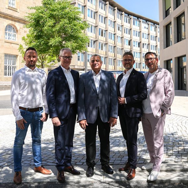 Präsentierten die Planungen zum zweiten Bauabschnitt des Großbauprojekts Schlossberghöfe: (von links): Jakob Sikora, Ten Brinke Bau GmbH & Co. KG, Jürgen Fritz, Niederlassungsleitung Ten Brinke Stuttgart sowie Ihab Mousa, Prokurist Ten Brinke, Oberbürgermeister Peter Boch und Bürgermeister Tobias Volle.