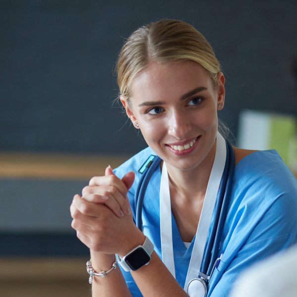 junge Ärztin im Gespräch mit Patientin
